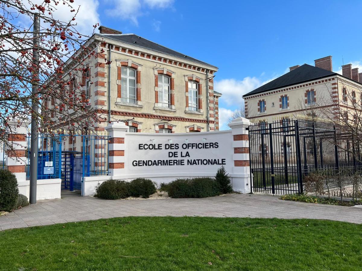 Le Melunais, Face A La Seine Esterno foto